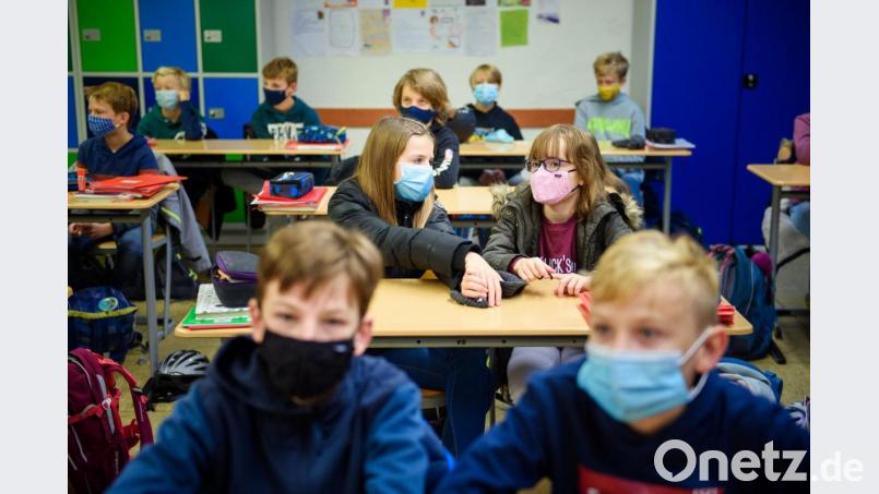 Für Grundschüler gibt’s im Landkreis Schwandorf eine Erleichterung: Sie können an ihrem Platz in der Schule die Maske abnehmen und brauchen sie nicht mehr zu tragen. Symbolbild: Gregor Fischer/dpa