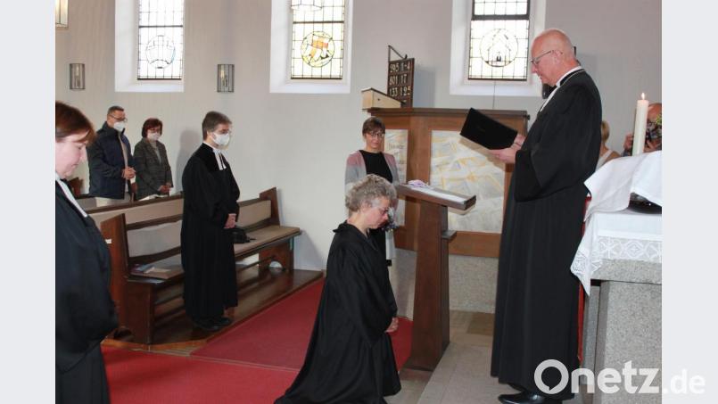 Regionalbischof Klaus Stiegler aus Regensburg (rechts) segnete Gabi Mehlan (Mitte) für ihren Dienst in der Wortverkündigung und Sakramentsverwaltung. Bild: Thoralf Reichel/exb