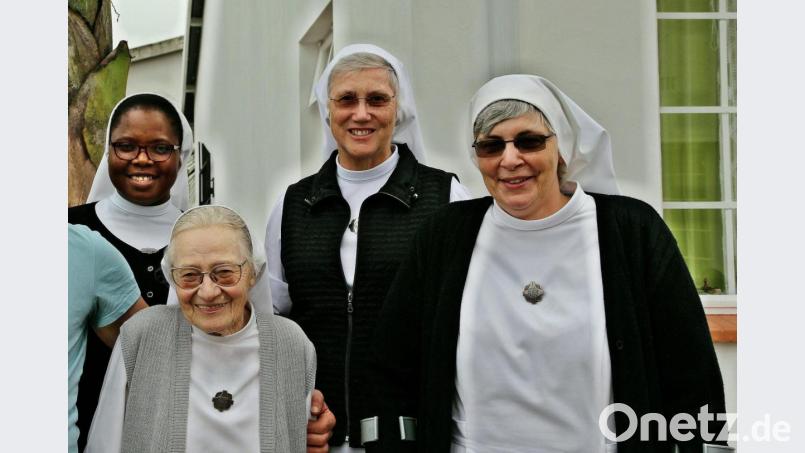 Die &quot;Nardini Sisters&quot; - Mallersdorfer Schwestern - kämpfen in Nkandla, Provinz Kwa Zulu, unter Leitung von Schwester Dr. Maria Ellen Lindner (Zweite von rechts) gegen Corona und Armut. Trotz des hohen Alters unentwegt an ihrrer Seite auch Schwester Arnulfina Schöberl (Zweite von links) aus Pondorf (Winklarn). Schwester Melinda Seiler (rechts), eine gebürtige Rheinländerin, verwaltet die Patenschaften und koordiniert die Versorgung der Sizanani-Klienten. Archivbild: bph