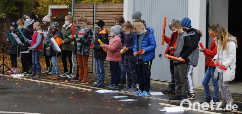 Mit einem musikalischen Gruß empfingen die Kinder die Gäste. Bild: mfh