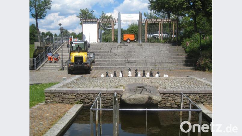 Herzstück im Kurpark Schönsee: Das Wasserrad zwischen Ascha und Keckenweiher mit Kneippbecken, Schachspiel, Pergola und Sitzstufen. Der Bauhof war hier bereits im September mit Instandsetzungsarbeiten beschäftigt. Bild: Portner