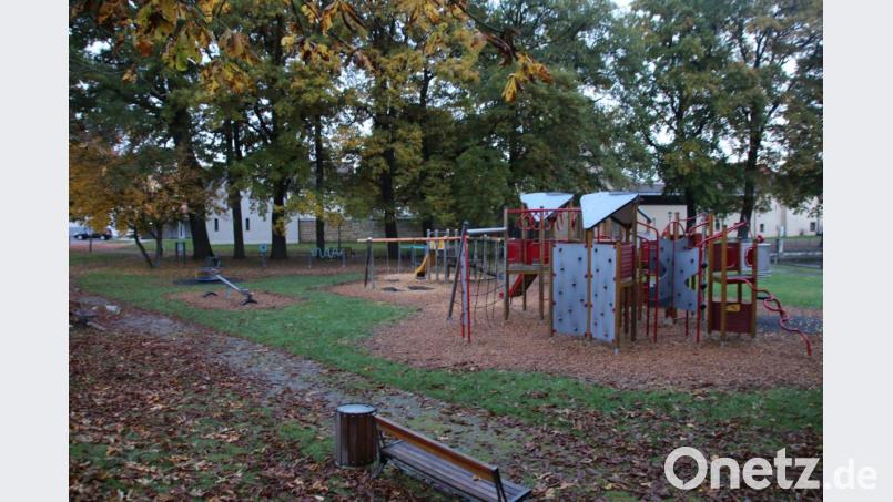 Im Sommer kann es auf dem Spielplatz im Stadtpark heiß werden: Besorgte Eltern wünschen sich deshalb Sonnensegel zum Schutz ihrer Kinder. Bild: sne