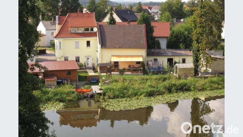 Blick vom Rathausfenster auf die &quot;Innere Naab&quot; in Schwandorf. Der Flussarm muss ausreichend Wasser führen,, um seine ökologische, ökonomische und soziale Funktion erfüllen zu können. Bild: Hirsch