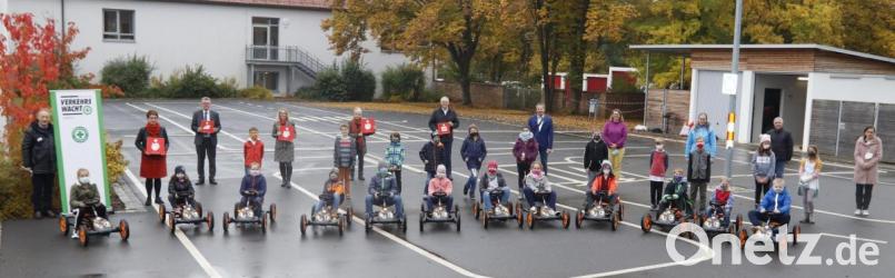 Die Klasse 4a steht bereit für die Probefahrt mit den neuen Kettcars. Sponsorenvertreter und Gäste schauen zu. Bild: mfh