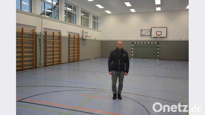 Bürgermeister Max Bindl freut sich über den gelungenen Abschluss der energetischen Sanierung der Schulturnhalle. Bild: jr