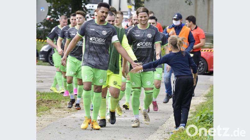 Auf Wiedersehen im kommenden Jahr, jetzt geht es für die DJK Gebenbach vorzeitig in die Winterpause. Die beiden letzten Bayernliga-Spiele der Mannschaft um Kapitän Julian Ceesay (vorne) in diesem Jahr wurden abgesagt, die Partien im Ligapokal in das neue Jahr verschoben. Archivbild: Hubert Ziegler