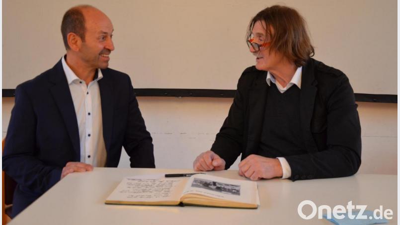 Bürgermeister Hans Ram im Gespräch mit dem Filmemacher Josef Rödl. Bild: Eva Gröninger