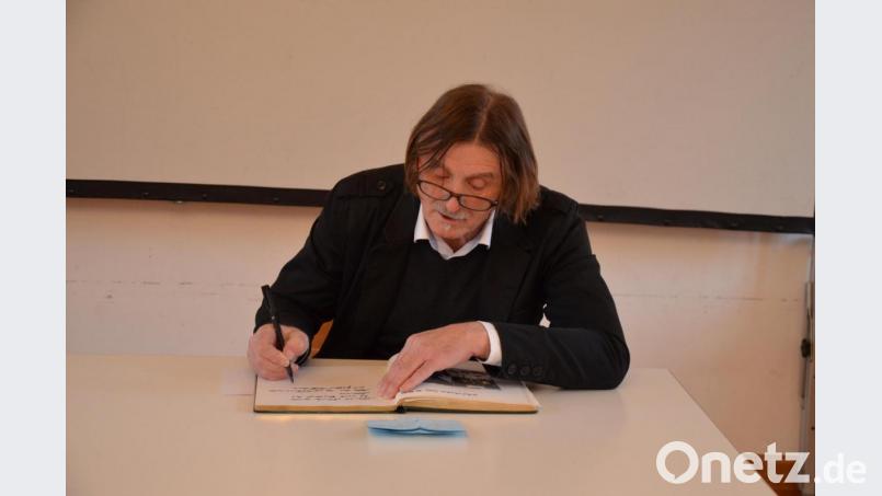 Josef Rödl schreibt sich in das Goldene Buch der Gemeinde ein. Bild: Eva Gröninger