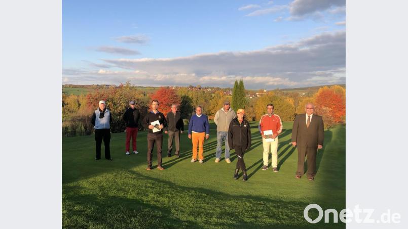 Bei tollem Herbstwetter konnten die besten Spieler zweier Turniere geehrt werden. Im Bild (von links) GCS-Präsident Wolfgang Ries, Andreas Kunz, Marian Ludwig, Albert Saller, Thomas Dötsch, Andy Kern, Christina Höfer, Otto Gradl und Bürgermeister Klaus Meyer. Bild: exb