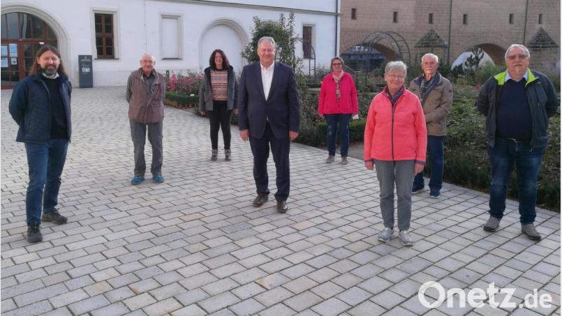 Vorsitzender Richard Reisinger (Mitte) ruft die Vereinsmitglieder dieses Mal im Landratsamt zusammen. Bild: Regens Wagner/Matthias Flierl/exb