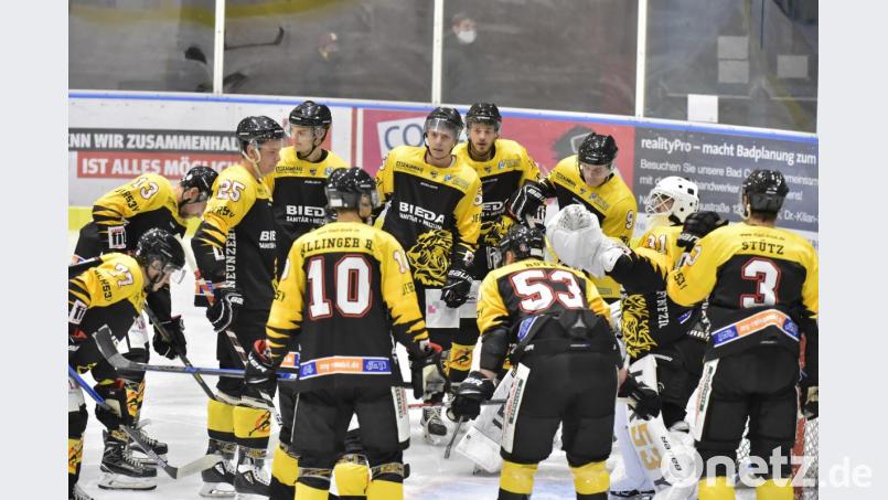 Noch zweimal konzentrieren, dann ist vier Wochen Pause für die Spieler des ERSC Amberg. Bild: Hubert Ziegler