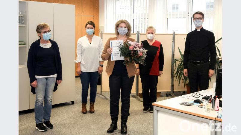 Dank an Schwester Regina Giesa (Dritte von links) für ihren langjährigen Dienst in der ambulanten Krankenpflege. Von links: Sofie Dippold, Melanie Sand, Giesa, Irene Bayer und Pfarrer Thomas Kopp. Bild: adj