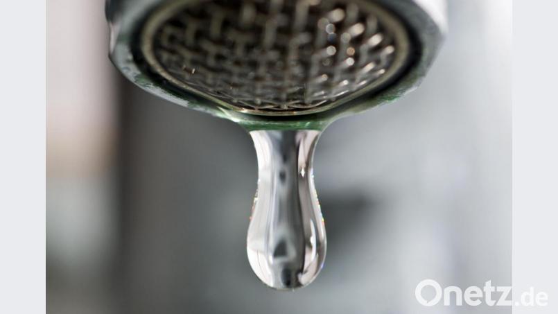Steigende Betriebskosten, Investitionen ins Leitungsnetz und die Neueinstellung eines stellvertretenden Wasserwarts werden sich wohl im Wasserpreis niederschlagen. Bild:  Patrick Pleul/dpa