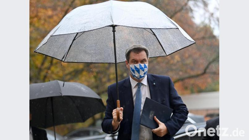 Markus Söder (CSU), Ministerpräsident von Bayern, kommt nach einer außerordentlichen Kabinettssitzung zu einer Pressekonferenz. Bild: Peter Kneffel/dpa