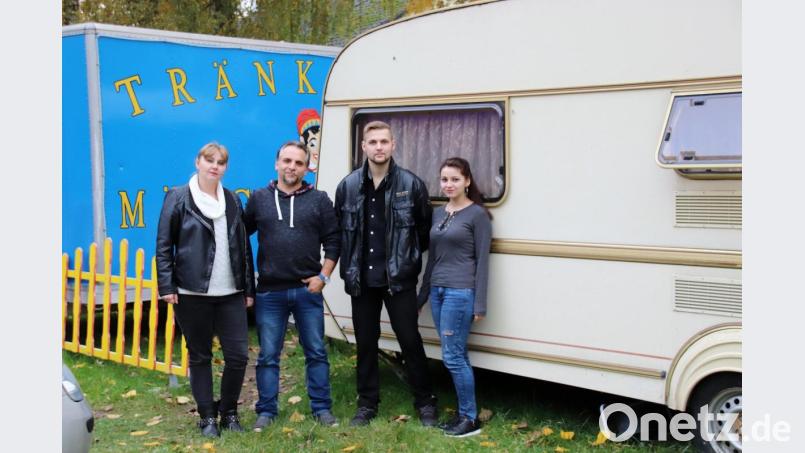 Maria und Eugen Tränkler mit ihren Kindern Jesse und Melina (von links): Die Familie lebt mit Duldung der Marktverwaltung mit insgesamt neun Personen am Rande des Schlossparks in ihren Wohnwägen, weil durch die Pandemie Aufführungen ihrer beliebten Puppenbühne komplett gestrichen werden mussten. Bild: Thomas Dobler