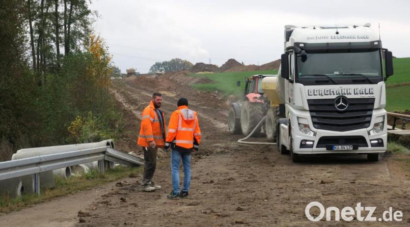 Die Verbindungsstraße von Ettmannsdorf in Richtung Süden wird derzeit komplett neu gebaut. Die Maßnahme lässt sich der Landkreis 750 000 Euro kosten. Bild: Hirsch