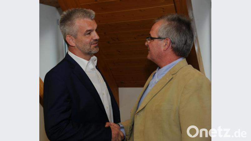 Gemeindewahlleiter Hartmut Gawlik (rechts) gratulierte Roger Hoffmann im April 2019 zum Wahlsieg. Archivbild: gf