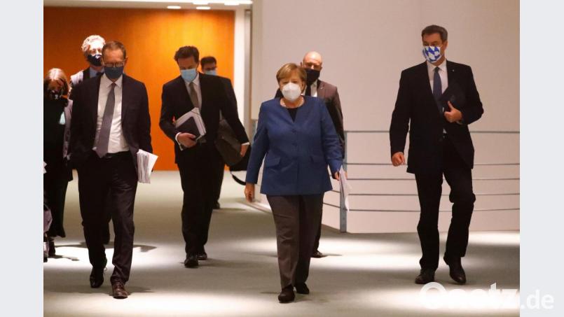 Bundeskanzlerin Angela Merkel (CDU, Mitte), der bayerische Ministerpräsident Markus Söder (CSU, rechts) und Berlins Regierender Bürgermeister Michael Müller (SPD) kommen zu einer Pressekonferenz im Kanzleramt nach einem Treffen mit den Ministerpräsidenten der Länder zum weiteren Vorgehen in der Corona-Pandemie. Bild: Fabrizio Bensch/dpa