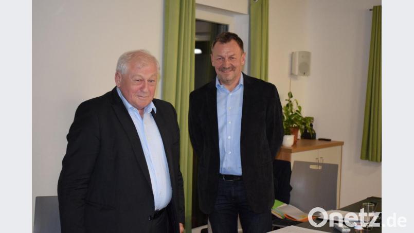 Seit 30 Jahren begleitet Ulrich Süß (rechts) als Protokollführer die Sitzungen des Gemeinderates in Guteneck. Jetzt verabschiedete ihn Bürgermeister Johann Wilhelm in den Ruhestand. Bild: bnr