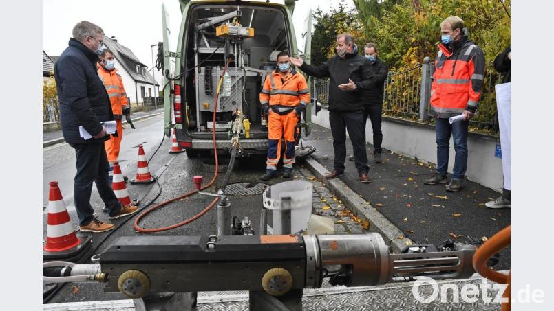 Mario Bösl (Dritter von rechts), Bauleiter der Firma Geiger, erklärt OB Michael Cerny (links) die Robotertechnik, die im Kanalsystem zum Einsatz kommt. Bild: Petra Hartl