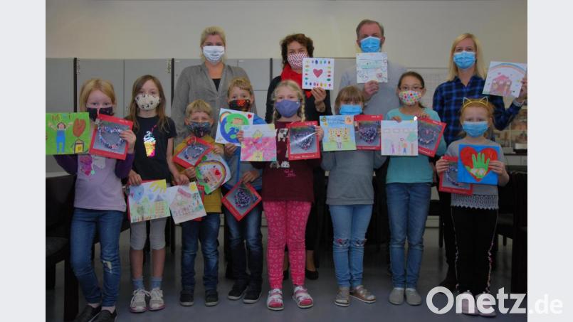 „So sehen Sieger aus!“ Acht der zwölf Preisträger zeigen stolz ihre Werke. Bild: gsp