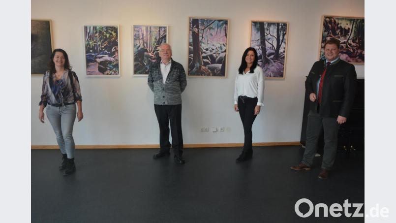 Der Kemnather Künstler Rainer Sollfrank (Zweiter von links) zeigt in Mitterteich „digiARTiges“. Bei der Eröffnung der Ausstellung mit dabei waren Bürgermeister Stefan Grillmeier (rechts) sowie Marion Papsch (Zweite von rechts) und Nicole Schuller (links). Bild: jr