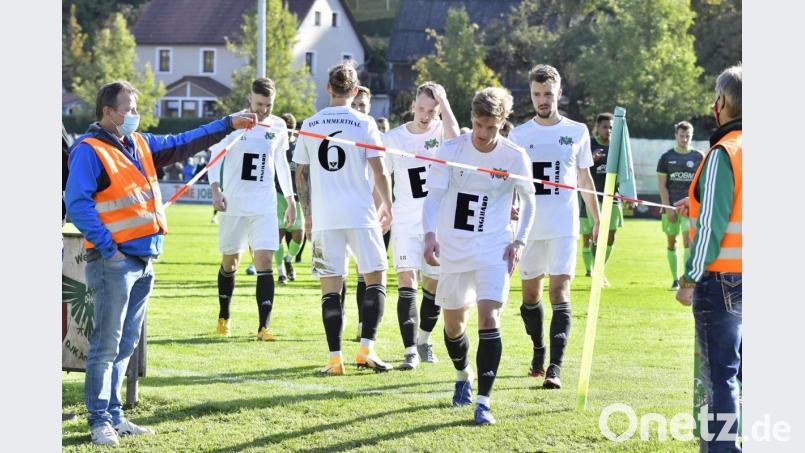 Abgang: Die Spieler der DJK Ammerthal gehen vom Platz. Um Punkte geht es erst im kommenden Jahr wieder. Archivbild: Hubert Ziegler