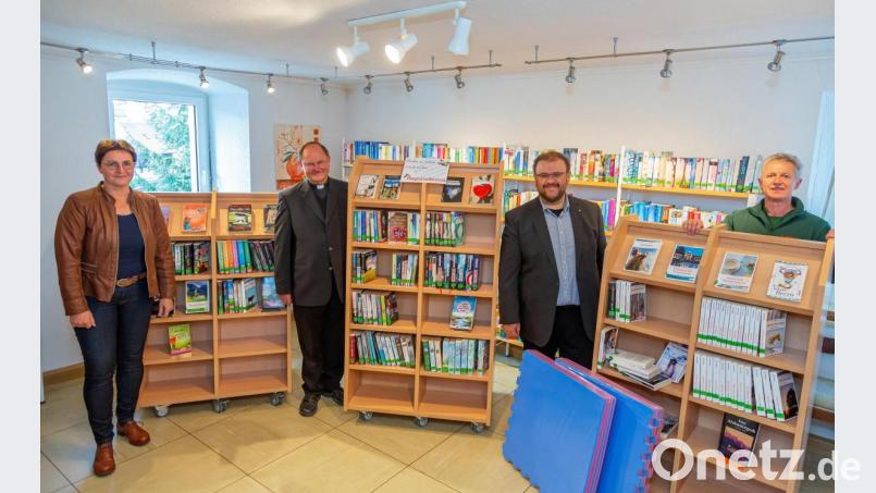 Die neuen Regale der Bücherei Kastl sind da – es freuen sich (von links) Leiterin Margit Braunreuther, Pfarrer Heribert Stretz, Bürgermeister Hans Walter sowie Schreiner Josef Birkner. Bild: stg