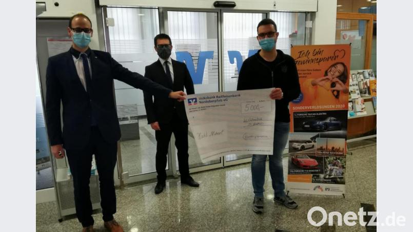 Viktor Hofmann, Privatkundenbetreuer, und Christian Pöll, Regionalmarktleiter, überreichen Michael Höcht (von links) den Gewinn. Bild: VR Bank/exb