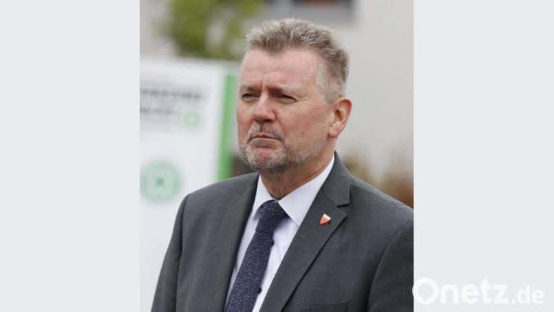 Bürgermeister Michael Göth begrüßte das Projekt, das die Sozialkompetenz der Kinder stärke und gleichzeitig der Unfallvermeidung diene. Bild: mfh