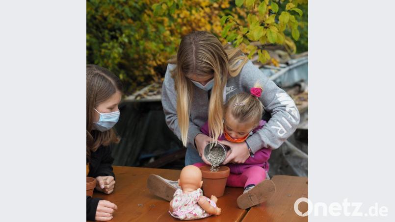 Die Kinder des OGV Angfeld durften nicht nur rund um den neugepflanzten Baum ihre Blumenzwiebeln verteilen, sondern auch eigene Töpfe bepflanzen. Bild: exb