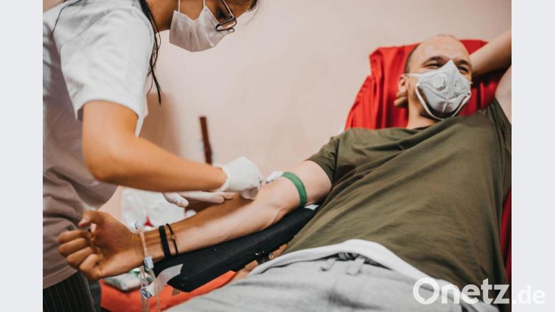 Trotz Corona sollte man sich vom Blutspenden nicht abhalten lassen. Bild: Nikola Stojadinovic/GettyImages