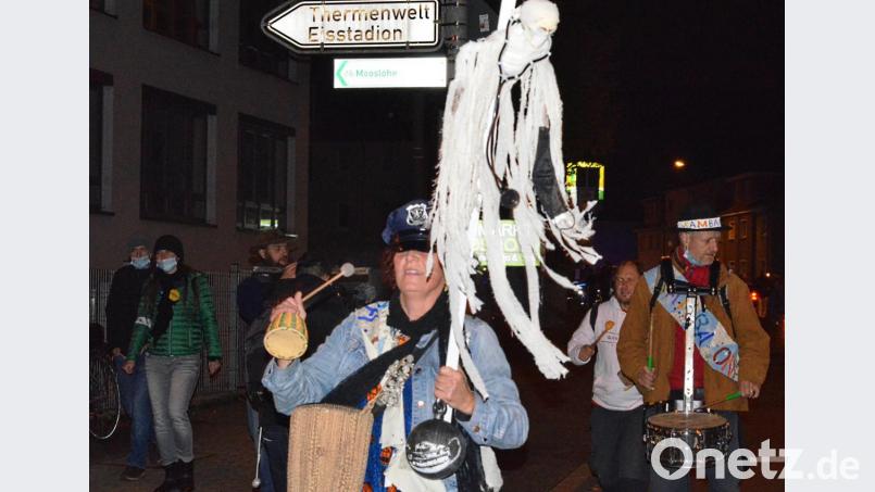 Sehr bunt und sehr laut: Der &quot;Friedensmarsch&quot; der Maskengegner führt ausgerechnet auch am Klinikum vorbei. Bild: Kunz