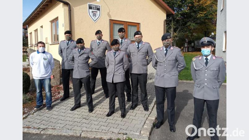 SRK-Vorsitzender Ulrich Knoch (links) dankte Feldwebel Nico Vogt, Unteroffizier Hendrik Wolz (von rechts) und den Soldaten der Patenkompanie für ihre Sammlung im Gemeindegebiet. Bild: dl