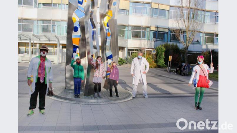 Dr. Beppo und Dr. Trudi Eierfleck bedankten sich für die Spende der drei Kommunionkinder Alina, Amelie und Sebastian. Auch der Chefarzt der Kinderklinik am Klinikum Weiden, Dr. Fritz Schneble, sagte Danke. Bild: Kliniken Nordoberpfalz AG (Eva- Maria Rauch)/exb