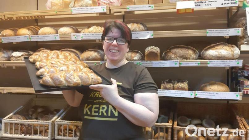 Ruth Herbst aus Hohenkemnath mit ihrem ganzen Stolz: den Allerheiligenspitzeln. Bild: brü