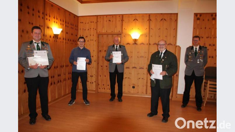 Ein Teil der neuen Vereinsmeister der Königlich-privilegierten Schützengesellschaft 1519 Waldsassen mit Sportleiter Christian Koch (rechts). Bild: kro