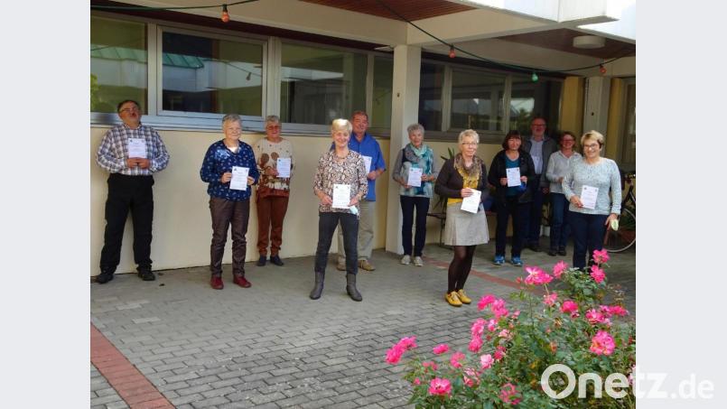 Die Mitglieder bekamen die Urkunden des Deutschen Wanderverbandes noch vor dem Corona-Lockdown überreicht (von links): Uwe Windisch, Karola Pförtsch, Anna Gottschalk, Rosamaria Dröll, Manfred Nagel, Roswitha Guth, Renate Wolf, Mariele Schön, Peter Rezek, Susanne Rezek und Gina Greifenstein. Bild: Anna Gottschalk/exb