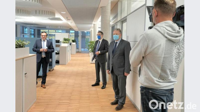 Stefan Badura (links), Projektleiter des Neubaus, und Vorstandsvorsitzender Thorsten Seehars (Zweiter von links) führten die Gäste – unter anderem Landrat Richard Reisinger – durch die Grammer-Konzernzentrale. Bild: Christopher Dotzler