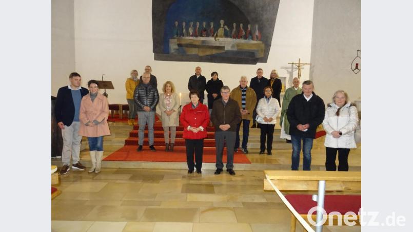 Nach dem Gottesdienst gruppierten sich die Jubelpaare in der Herz-Jesu-Kirche mit Pfarrer Josef Triebenbacher zum Erinnerungsbild. Bild: apr