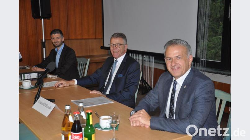 Für Landrat Roland Grillmeier (rechts) ist die Bekanntgabe der Investition der Ziegler-Group ein „Freudentag für die ganze Region. Bürgermeister Franz Stahl (Mitte) hofft, dass die Bauleitplanung bis in zwei Jahren abgeschlossen ist. Die Giga-Factory stellte Prokurist Andreas Sandner vor. Die Ziegler-Group will für 220 Millionen Euro ein Holzbau-Kompetenz-Zentrum schaffen, in dem einmal bis zu 3000 Häuser pro Jahr gefertigt werden sollen. Bild: ws