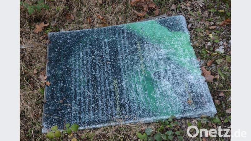 Drei Glastafeln hatten Unbekannte zwischen Anfang und Mitte Oktober am Waldbesinnungsweg in Konnersreuth zerstört. Inzwischen hat die Marktgemeinde eine Belohnung für entscheidende Hinweise ausgesetzt. Bild: jr