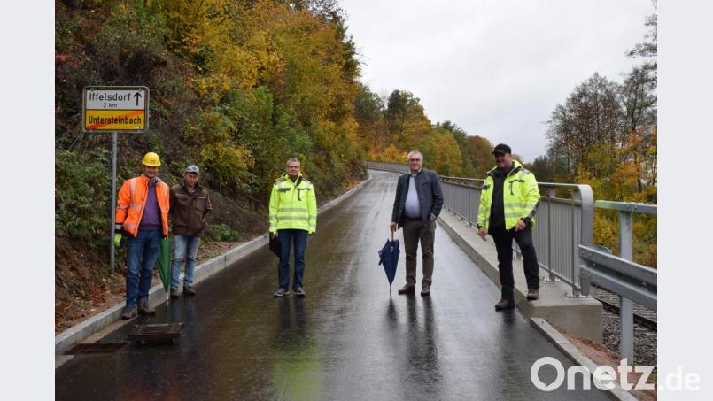 Der Kellerweg ist wieder für den Verkehr freigegeben. Über das unfallfreie Ende der schwierigen Baumaßnahme freuen sich von links: Bauleitern Daniel Lutz von der Baufirma Braun, Bauhofleiter Josef Paulus, die Mitarbeiter des Ingenieurbüros König und Bürgermeister Richard Tischler. Bild: bnr