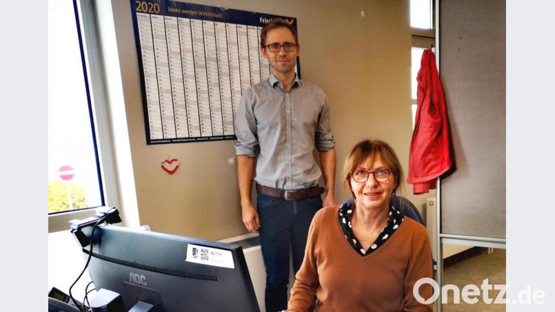 Integrationslotsin Maria Dirnberger und Florian Schmid, der Geschäftsführer der Lernenden Region Schwandorf. Integrationslotsen sind für die hauptamtliche Koordination und Beratung im Bereich Asyl zuständig. Bild: Thomas Dobler