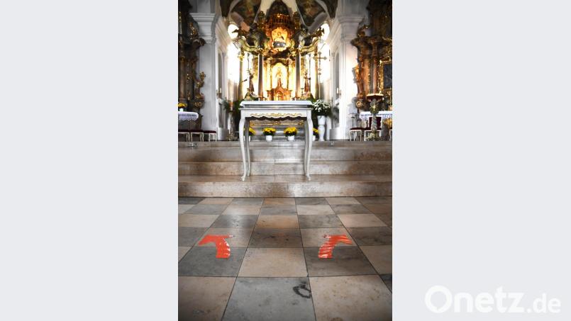 Auch die Laufrichtung nach dem Abendmahl ist auf dem Boden vor dem Altar markiert. Bild: Gabi Schönberger