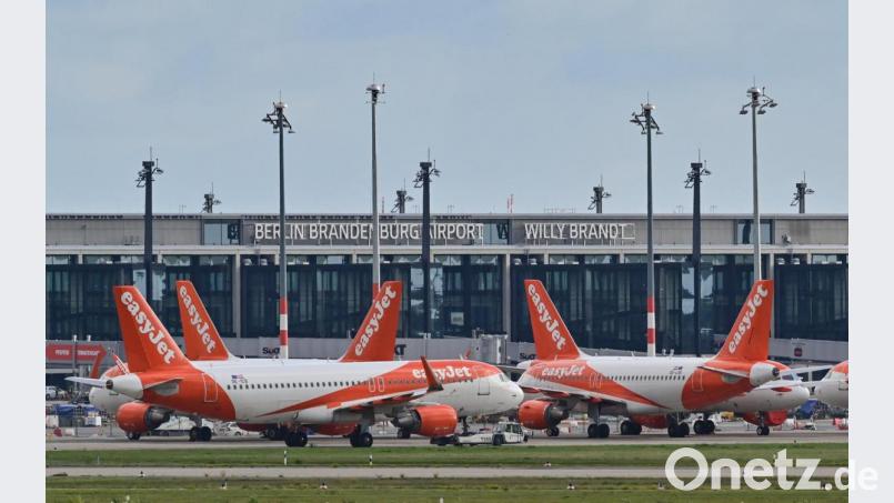 Passagierflugzeuge der britischen Fluggesellschaft Easyjet stehen auf dem Vorfeld am Terminal 1 des Hauptstadtflughafens Berlin Brandenburg «Willy Brandt» (BER). Bild: Patrick Pleul/dpa