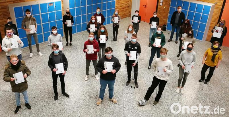 Diese Schüler gewannen mit einem Kalender, den es am Gymnasium im Sekretariat zu bestellen gibt, einen Wettbewerbspreis der Bayerischen Staatsregierung. Bild: Andreas Fröhlich/exb