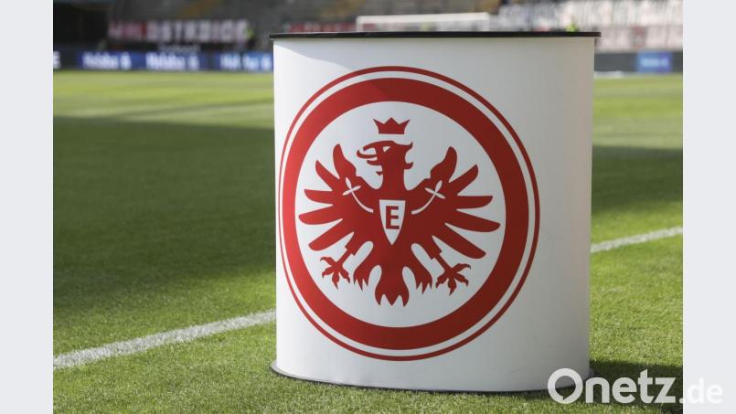 Das Logo von Eintracht Frankfurt auf dem Pult des Stadionsprechers. Der Bundesligist stimmte jetzt im Datenklau-Skandal einem Vergleich mit dem Oberpfälzer Unternehmen ISB in Neustadt/WN zu. Bild: Frank Rumpenhorst/dpa