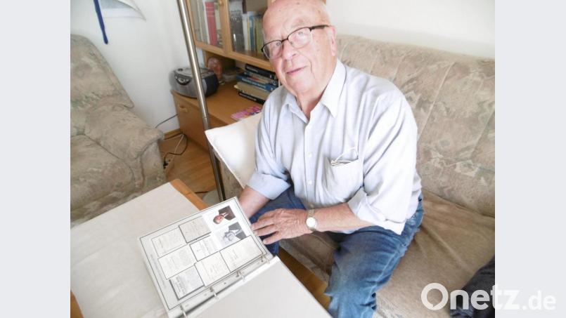 Herbert Demleitner ist ein begeisterter und begeisternder Sammler von Sterbebildern. Bild: mma