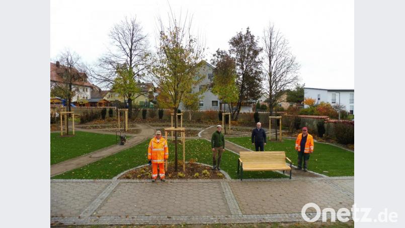 Mit Jürgen Huber und Bürgermeister Bernhard Lindner (ab Zweiter von links) freuen sich die Bauhofarbeiter, dass das Urnengrabfeld rechtzeitig zum Allerheiligenfest fertig gestellt werden konnte. Bild: ibj